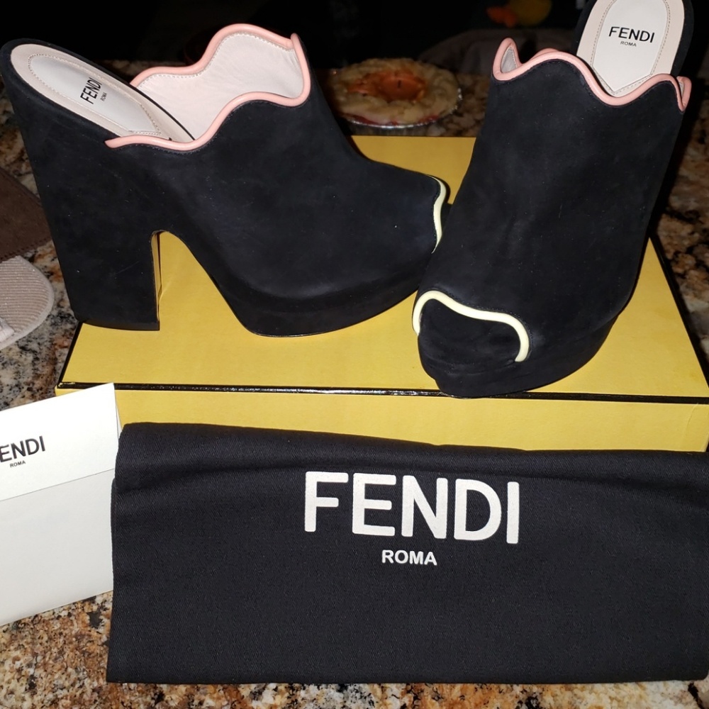 🖤 🎀 FENDI Slides size 39/9 🎀🎉